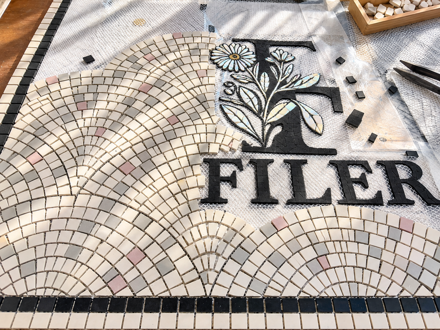 店舗床ロゴ(FILER歯科クリニック)